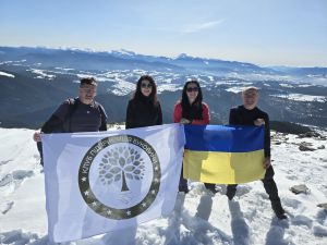 Депутати піднялися на вершину гори Хом'як, пресвятивши акцію тим, хто сьогодні захищає Україну